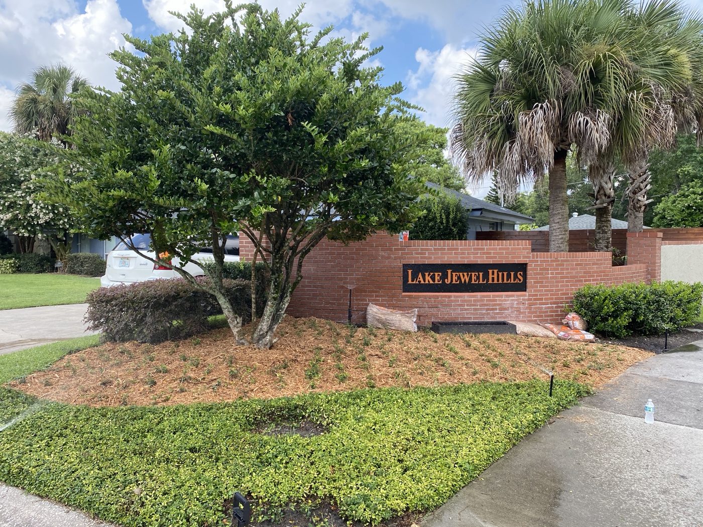 Lake Jewel Hills neighborhood entrance sign